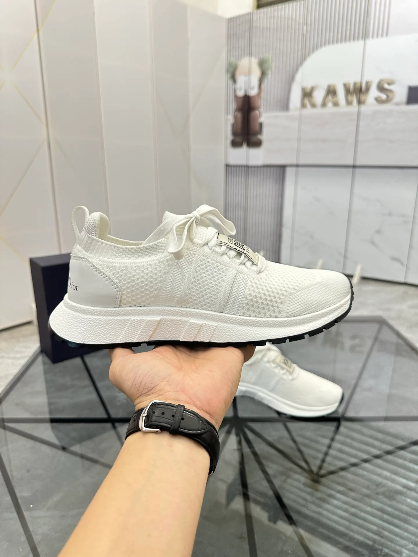 Selling men's shoes 💰: 💰P400¥ Product trademark: Dior* "Dior*" low-top casual shoes Regular size: 38-44 (can be customized to 45) Product materials: Imported breathable fly knit upper, breathable lining, original outsole. Number: 558